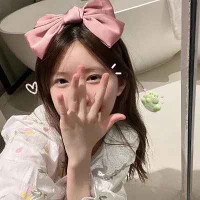 她背后的那双手